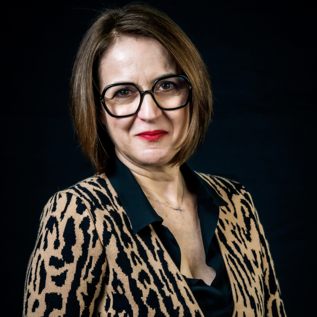 Monica Ruocco insegna il coaching strategico presso la scuola di coaching strategico esperienziale.